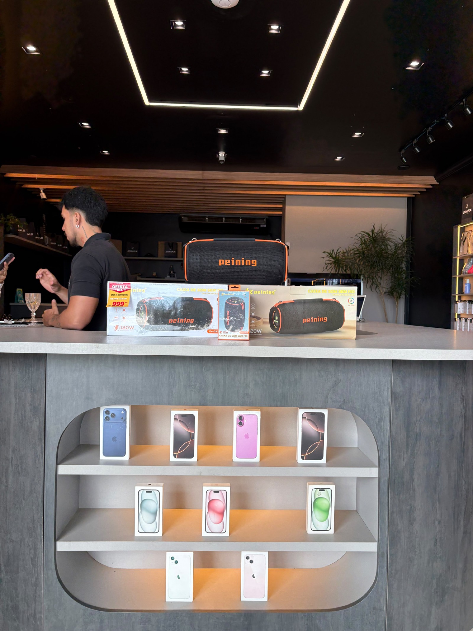 Vitrine de iPhones na Jamax Phone